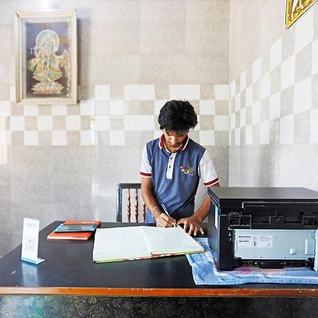 Oyo 44361 Shri Lajjaram Ashram Otel Vrindāvan Dış mekan fotoğraf