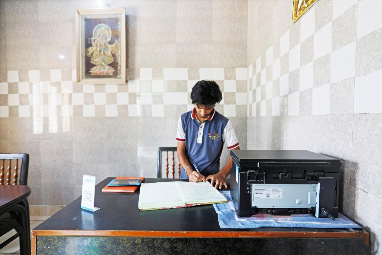 Oyo 44361 Shri Lajjaram Ashram Otel Vrindāvan Dış mekan fotoğraf